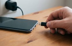 Carregar o celular: existe uma ordem correta para conectar o cabo à tomada?