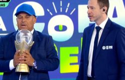 Carlinhos Vidente aposta no hexa em 2030 e Tiago Leifert pressiona SBT por direitos da Copa