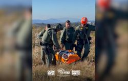 Águia da PM resgata motociclista ferido em trilha de difícil acesso em Campos do Jordão neste sábado