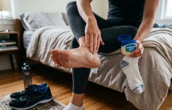 Como a vaselina pode prevenir bolhas nos pés durante a prática de exercícios