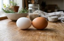 Ovos brancos ou marrons: entenda as diferenças reais e como escolher o melhor na prateleira