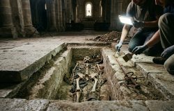 Arqueólogos encontram possível sepultura do verdadeiro D’artagnan em igreja na Europa