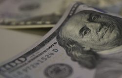 Tarifa de 25% imposta pelos EUA ao Brasil entra em vigor e afeta setores-chave da economia