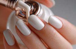 Unhas brancas e elegantes: a tendência que floresce na primavera brasileira