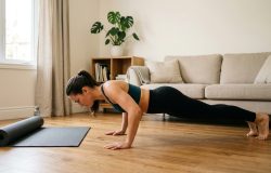 Fortalecer e emagrecer em casa: o papel das flexões e agachamentos na rotina de exercícios