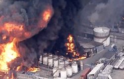 Incêndio de grandes proporções atinge indústria química em Itaquaquecetuba