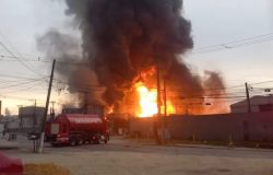 Incêndio em fábrica de Itaquaquecetuba: prefeitura interdita vias e alerta sobre riscos à saúde