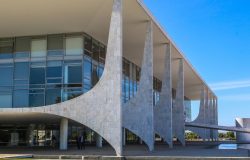Itamaraty critica escalada hostil após EUA revogarem visto da embaixadora Maria Luiza Viotti
