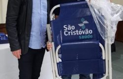 CEO Valdir Ventura com um dos ganhadores do kit praia São Cristóvão Saúde