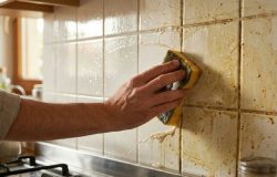 Limpeza de azulejos: por que usar mais produto não remove a gordura