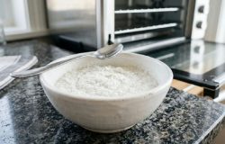 Limpeza de forno: método caseiro com bicarbonato substitui produtos químicos agressivos