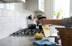 Limpeza sustentável: como usar casca de limão e vinagre para desengordurar a cozinha