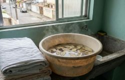 Louro no enxágue da roupa: entenda a tendência natural que viralizou na lavanderia