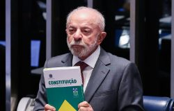 Lula comemora fim da escala 6x1 durante atos de campanha em Minas Gerais