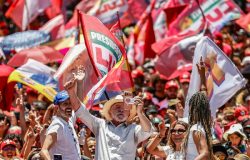 Lula critica oposição e reforça apoio ao fim da jornada 6x1 em ato no Distrito Federal