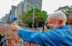 Lula mobiliza multidão na Avenida Paulista e intensifica pressão pelo fim da escala 6x1