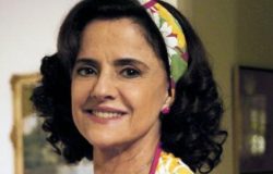 Marieta Severo surge com cabelos grisalhos em rara aparição pública e encanta fãs