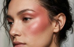 Nova técnica de blush nas têmporas transforma geometria da maquiagem