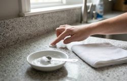 O detalhe crucial para usar bicarbonato sem danificar superfícies, segundo especialistas