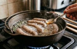 O segredo do vinagre para cozinhar linguiças sem romper a tripa