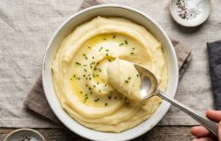 O segredo dos chefs franceses para um purê de batatas perfeito e aveludado