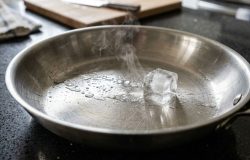 O truque do gelo na frigideira: como a ciência garante o ponto perfeito dos alimentos