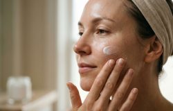 Ordem correta de aplicação supera preço de cosméticos na pele madura