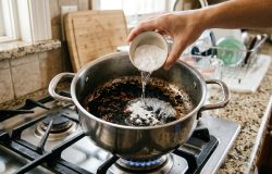Panela queimada: o truque de mestre para limpar sem esforço e preservar o utensílio