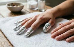 Papel alumínio nas unhas: entenda por que o método é recomendado para remover esmalte em gel