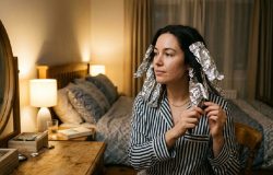 Papel alumínio no cabelo antes de dormir: entenda o truque para reduzir o frizz