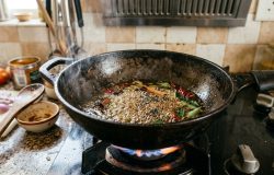 Para o curry perfeito, chefs indianos exigem tostar especiarias em óleo quente antes do líquido