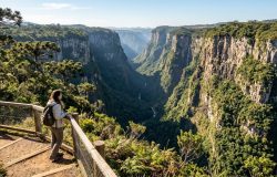 Parque nacional no Sul brasileiro abriga cânion com paredões de 720 metros e trilhas guiadas