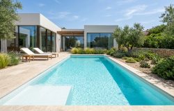 Piscinas brancas: a estética moderna e a importância do tratamento da água para a saúde