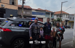 Policiais militares auxiliam família despejada com quatro crianças na zona leste de São Paulo