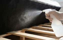 Por que borrifar vinagre embaixo da cama é um hábito que ganha adeptos na limpeza doméstica
