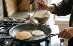 Por que Deixar a massa de panqueca descansar melhora a textura da receita