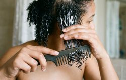 Por que desembaraçar cabelos cacheados secos aumenta a quebra e o frizz