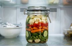 Por que você deve parar de guardar sobras de comida na própria lata aberta