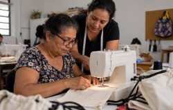 Professora supera perdas familiares e se reinventa na costura