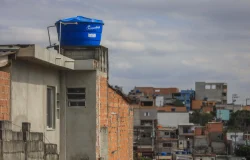 Programa distribui caixas d'água gratuitas para famílias vulneráveis em São Paulo e Baixada Santista