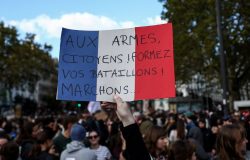 Protestos na França mobilizam 70 mil policiais e fecham pontos turísticos em Paris