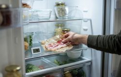 Quanto tempo o bacon cru realmente dura na geladeira