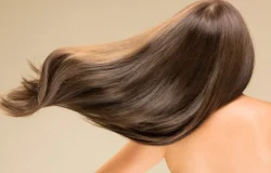 Receita caseira com 4 ingredientes promete alinhar fios e reduzir frizz sem química