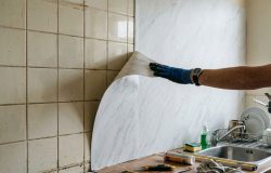Revestimento vinílico marmorizado dispensa quebra-quebra em reformas residenciais