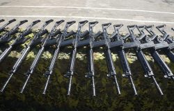 Rio de Janeiro determina recadastramento obrigatório de fuzis e armas restritas