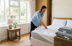 Saiba qual é a frequência ideal para trocar os lençóis e manter a higiene da cama