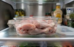 Salmoura simples transforma frango de supermercado em prato suculento e saboroso