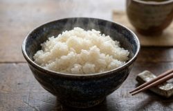 Segredo japonês para o arroz usa alga marinha na panela