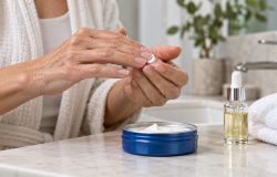 Segredos de maquiadores revelam o uso do creme Nivea em pele madura