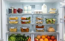 Segurança alimentar: por que a carne crua deve ficar na prateleira inferior da geladeira